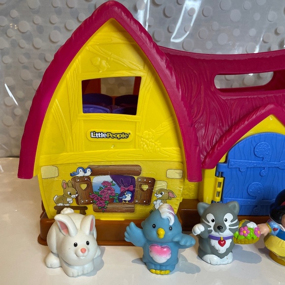 Fisher-Price Little People Disney Princess Snow White's Cottage playset - Picture 3 of 14